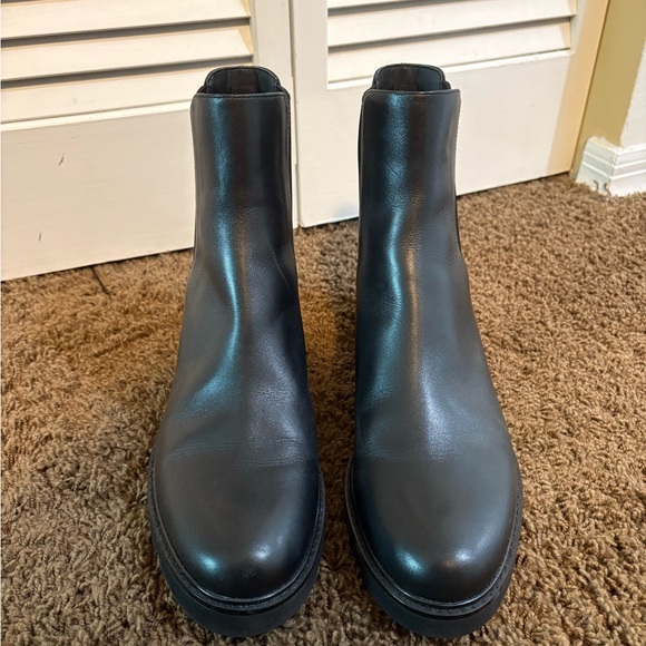 Stuart Weitzman - Picture 1 of 4